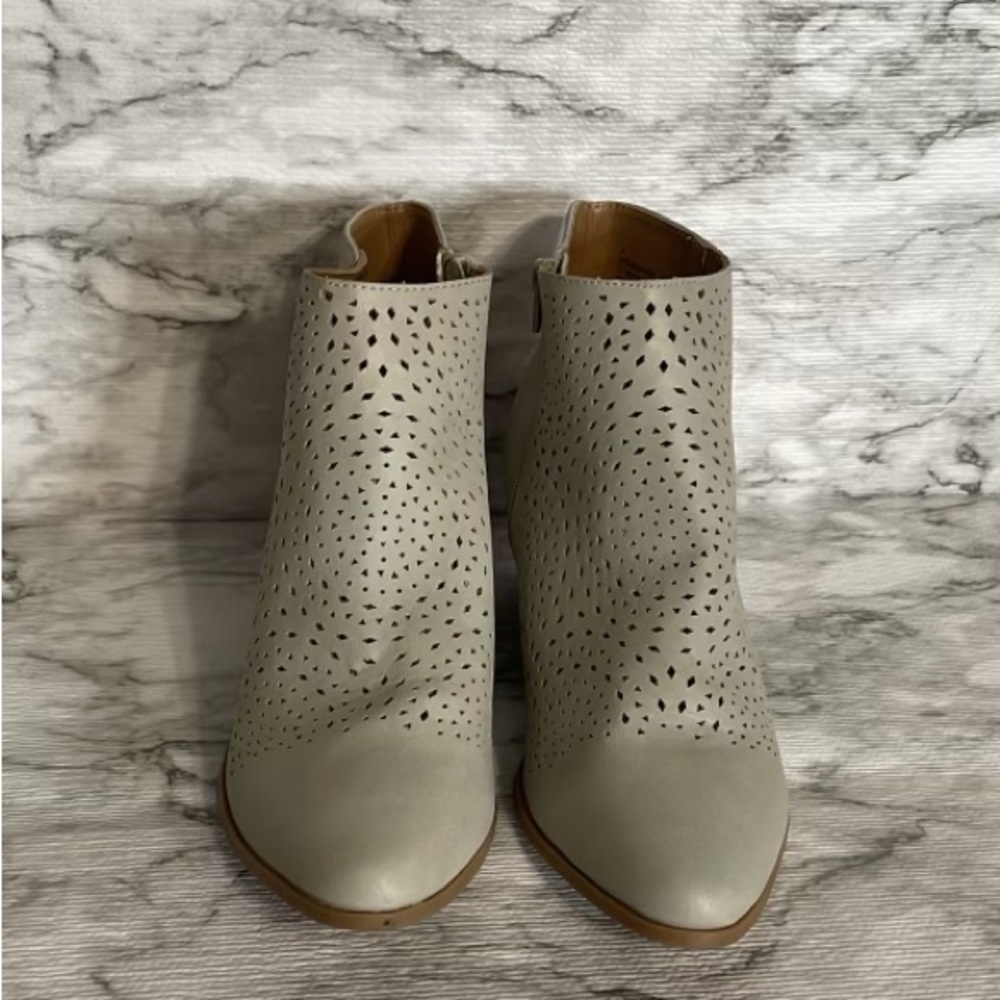 Comfort sugar, booties, size 9..